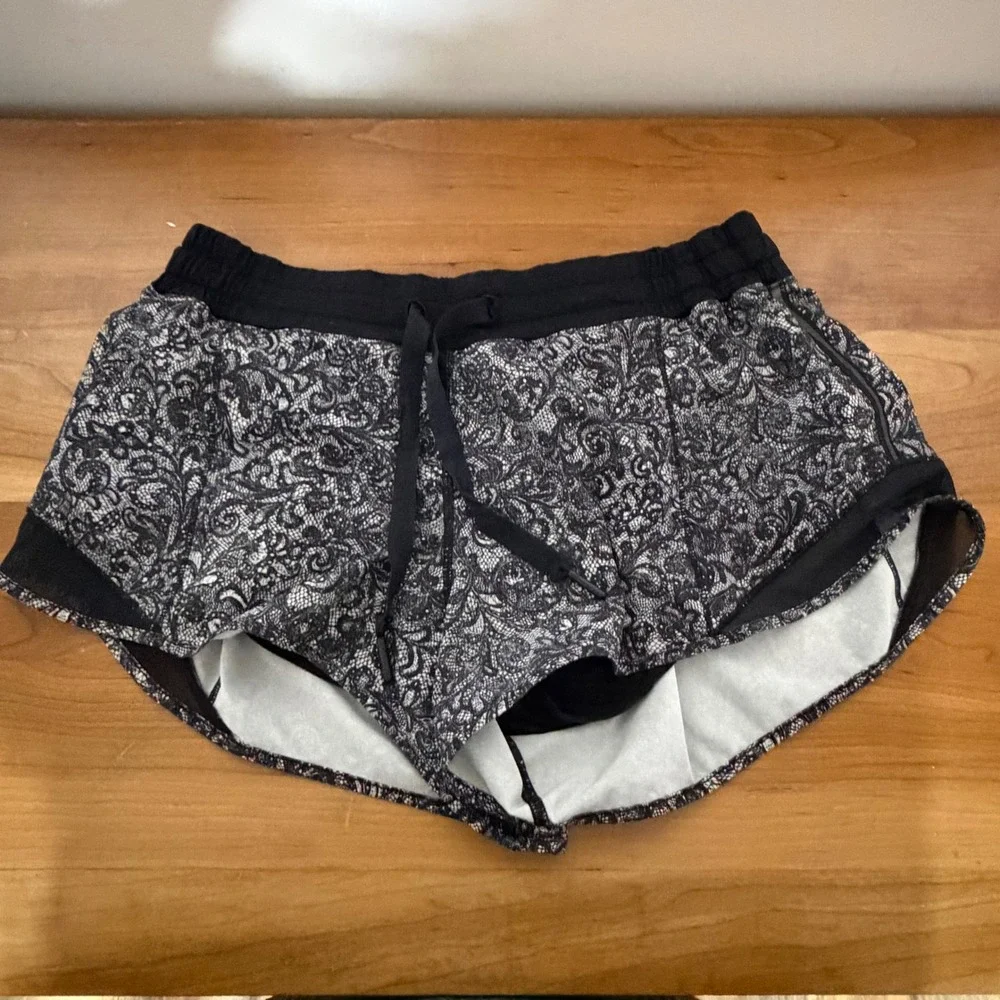 Lululemon Athletica Lace Print Running Shorts‎ Black White Mesh Trim Size 10 Reg